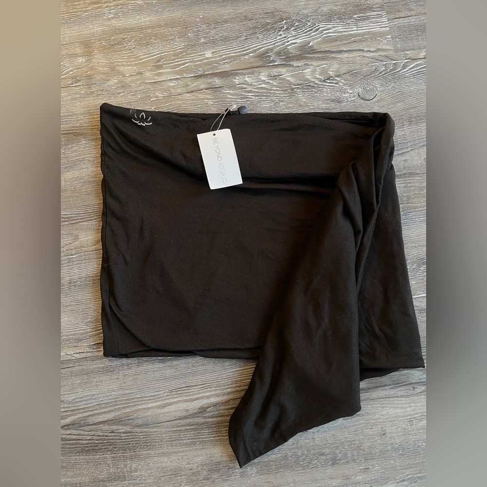 NWT Beyond Yoga Black infinity scarf featuring a hidden zippered pocket OS